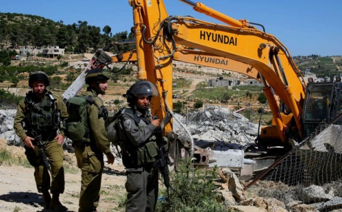 قوات الاحتلال الإسرائيلي خلال هدم منزل في الضفة الغربية